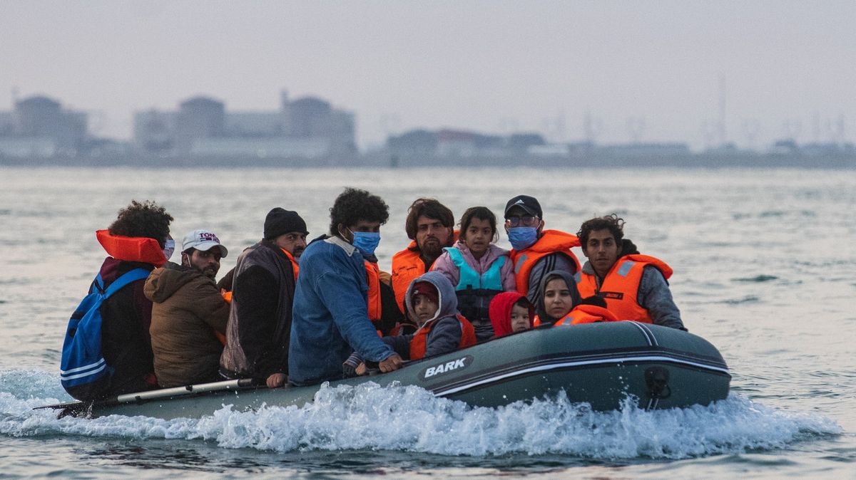 Jako na ryby. Britové chtějí zastavit čluny s migranty pomocí sítí